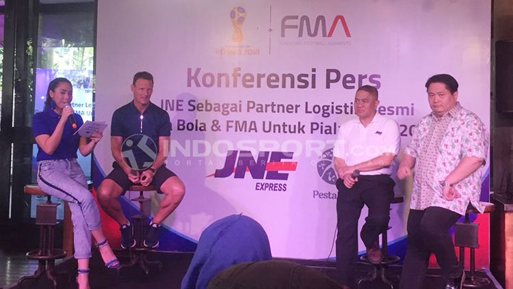 Teddy Sheringham (kiri), M. Feriadi (Presiden Direktur JNE) (tengah), dan David Kim (kanan) (ketua Futbal Momentum Asia) Copyright: © Alfia Fafilla/INDOSPORT