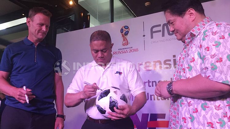 Teddy Sheringham (kiri), M. Feriadi (Presiden Direktur JNE) (tengah), dan David Kim (kanan) (ketua Futbal Momentum Asia) Copyright: © Alfia Fafilla/INDOSPORT