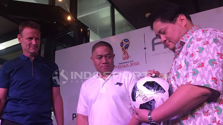 Teddy Sheringham (kiri), M. Feriadi (Presiden Direktur JNE) (tengah), dan David Kim (kanan) (ketua Futbal Momentum Asia) Copyright: © Alfia Fafilla/INDOSPORT