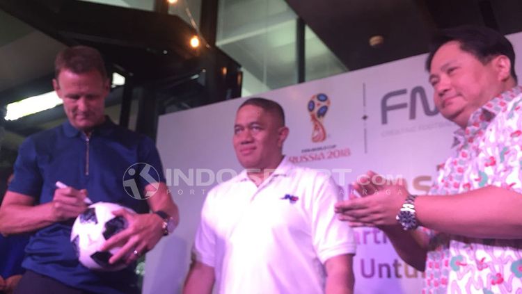 Teddy Sheringham (kiri), M. Feriadi (Presiden Direktur JNE) (tengah), dan David Kim (kanan) (ketua Futbal Momentum Asia) Copyright: © Alfia Fafilla/INDOSPORT