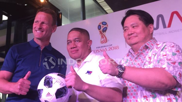 Teddy Sheringham (kiri), M. Feriadi (Presiden Direktur JNE) (tengah), dan David Kim (kanan) (ketua Futbal Momentum Asia) Copyright: © Alfia Fafilla/INDOSPORT