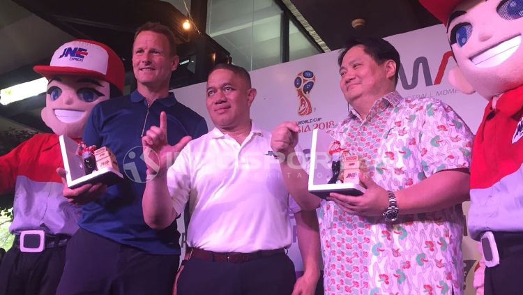 Teddy Sheringham (kiri), M. Feriadi (Presiden Direktur JNE) (tengah), dan David Kim (kanan) (ketua Futbal Momentum Asia) Copyright: © Alfia Fafilla/INDOSPORT