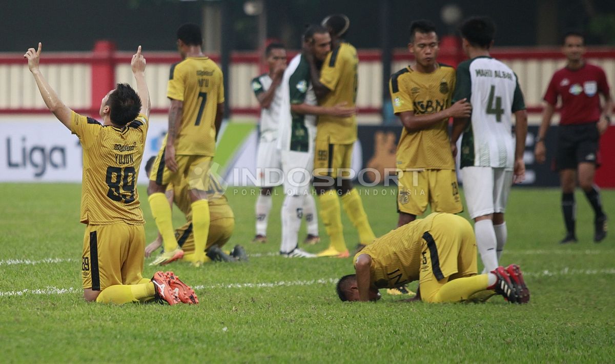 Rasa syukur para pemain Bhayangkaraa FC usai pertandingan. Copyright: © INDOSPORT/Herry Ibrahim