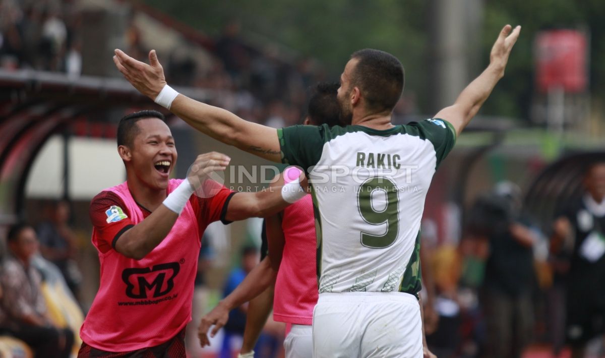 Selebrasi pemain PS Tira, Aleksander Rakic usai cetak gol ke gawang BFC. Copyright: © INDOSPORT/Herry Ibrahim