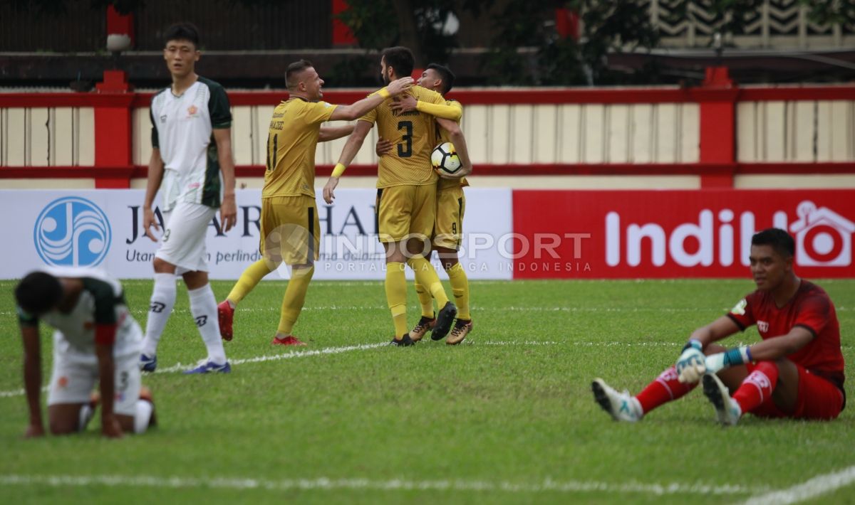 Selebrasi para pemain BFC usai mencetak gol ke gawang PS Tira. Copyright: © INDOSPORT/Herry Ibrahim