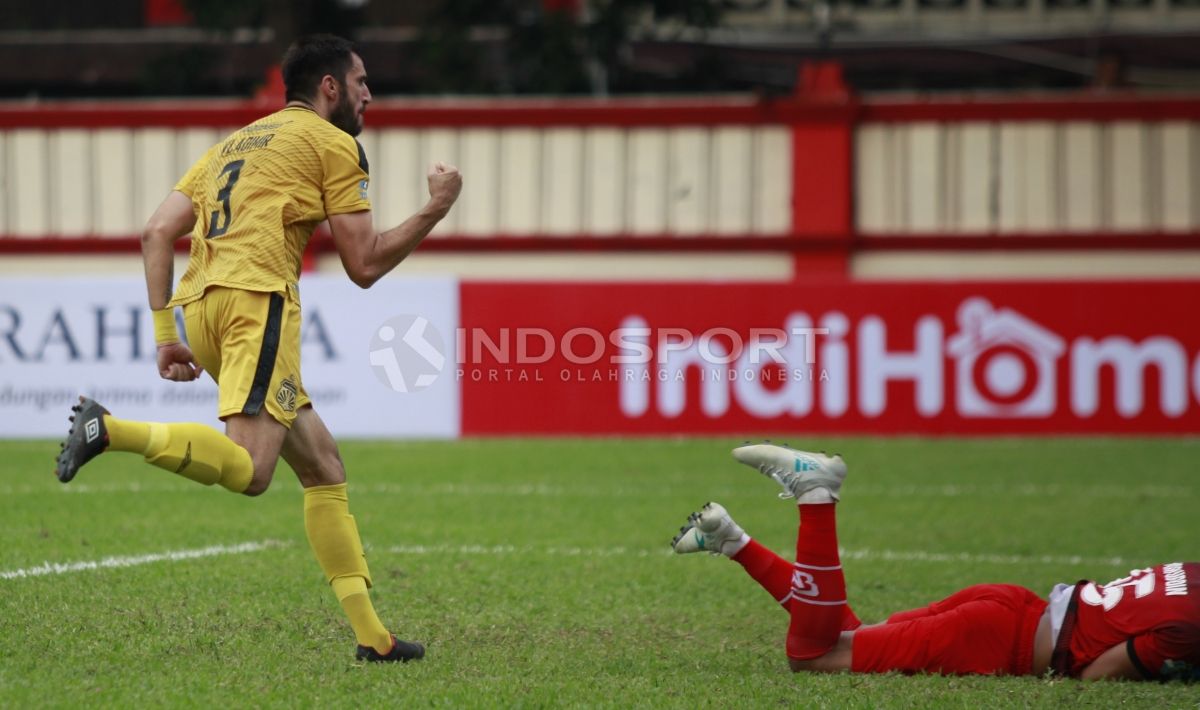Selebrasi pemain BFC, Vladimir Vujovic usai mencetak gol penyama ke gawang PS TIRA. Copyright: © INDOSPORT/Herry Ibrahim