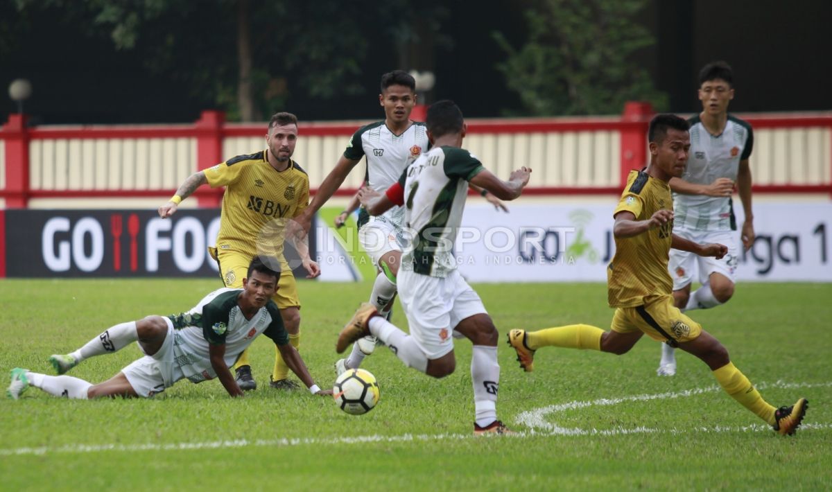 Aksi pemain BFC, Paulo Sergio memberi umpan kepada rekannya Wahyu Subo Seto. Copyright: © INDOSPORT/Herry Ibrahim