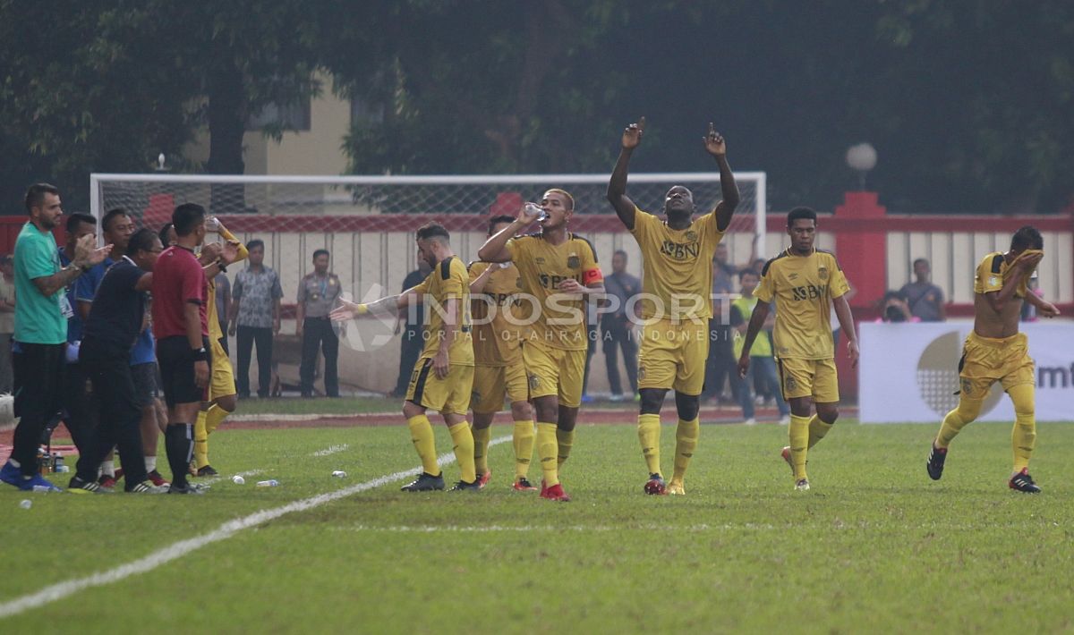 Selebrasi pemain BFC, Herman Dzumafo bersama rekan-rekannya atas gol ke empat ke gawang PS Tira. Copyright: © INDOSPORT/Herry Ibrahim