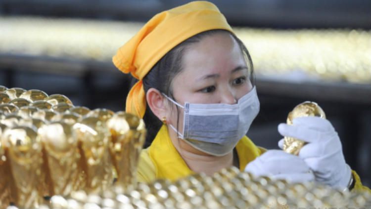 Miniatur Trofi Piala Dunia. Copyright: &copy; Reuters