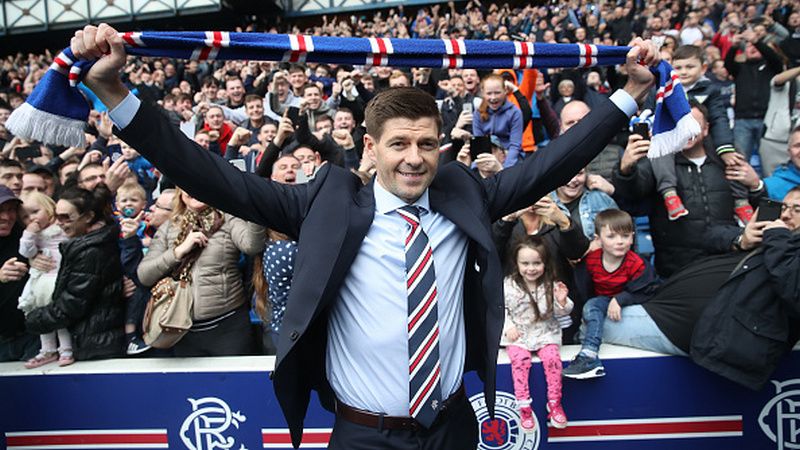 Liverpool ternyata tidak menjadi klub tujuan Steven Gerrard andaikata pelatih Glasgow Rangers itu melanjutkan karirnya di Liga Inggris. Copyright: © INDOSPORT