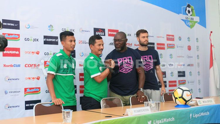 Jacksen F Tiago dan Djajang Nurdjaman saat jumpa pers. Copyright: © Kesuma.R/INDOSPORT