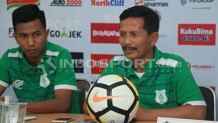 Djajang Nurdjaman saat jumpa pers. Copyright: © Kesuma.R/INDOSPORT