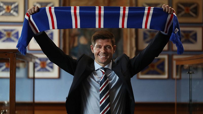 Jelang laga 16 besar Liga Europa, Bayer Leverkusen memuja pelatih Glasgow Rangers, Steven Gerrard. Copyright: © INDOSPORT