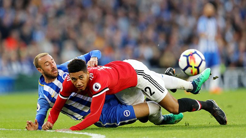 Glenn Murray dan Chris Smalling saling berjibaku. Copyright: © INDOSPORT