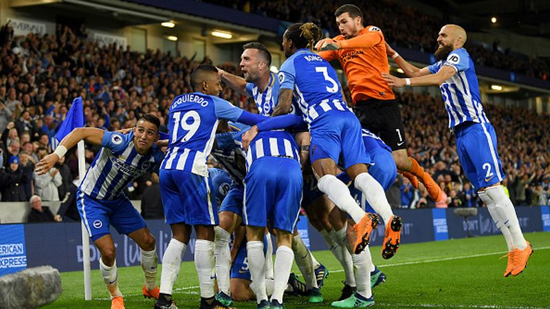 Pemain Brighton & Hove Albion merayakan gol Pascal Gross. Copyright: © INDOSPORT