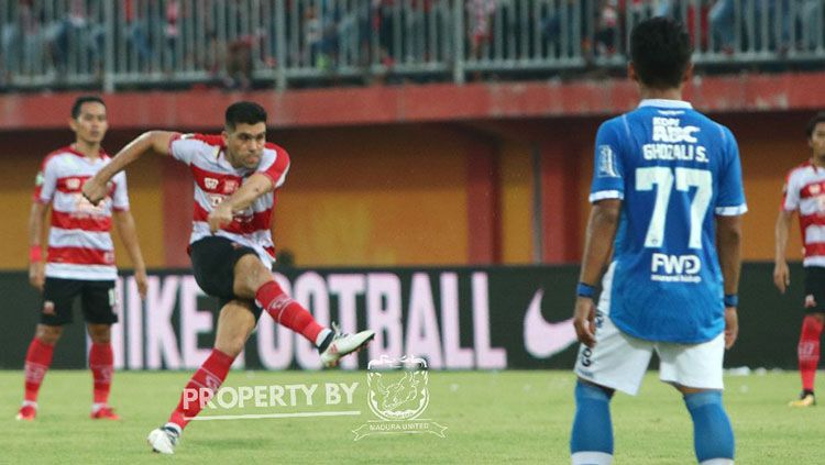 Fabiano Beltrame saat mengeksekusi penalti ke gawang Persib Bandung.  Copyright: © Twitter/MaduraUnitedFC