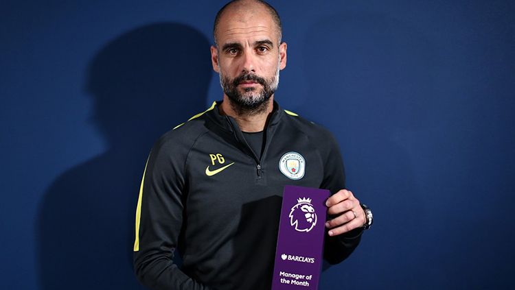 Pelatih Manchester City, Pep Guardiola, saat mendapatkan penghargaan di Liga Primer Inggris musim ini. Copyright: © squawkanews/Twitter