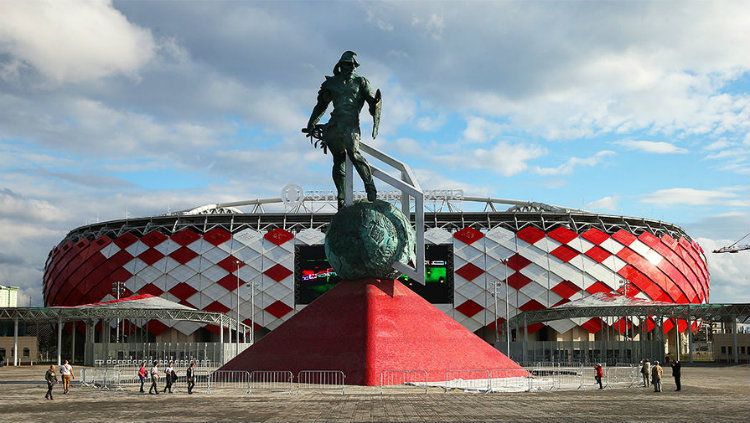 Patung Spartacus di luar Spartak Stadium atau Otkrytiye Arena. Copyright: © INDOSPORT