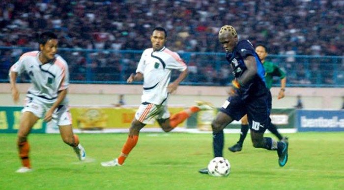 Emeleu Serge saat melawan Persibo di Piala Indonesia 2008 Copyright: © vamos arema