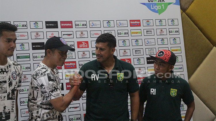 Konferensi pers Persebaya vs Arema FC. Copyright: © Fitra Herdian/INDOSPORT