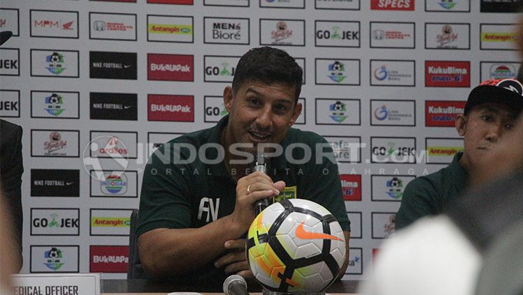 Pelatih Persebaya, Angel Alfredo Vera. Copyright: © Fitra Herdian/INDOSPORT