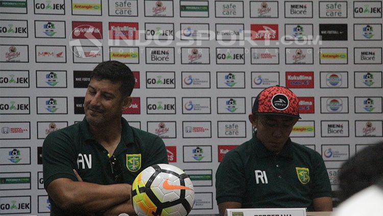 Pelatih Persebaya, Angel Alfredo Vera dan Rendi Irwan. Copyright: © Fitra Herdian/INDOSPORT