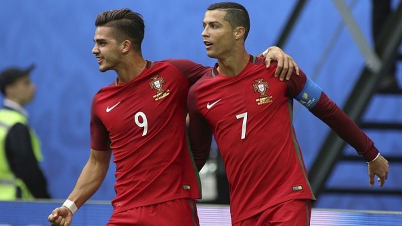 Kedekatan Andre Silva dan Cristiano Ronaldo di Timnas Portugal bisa membuat keinginan Juventus bakal terwujud dengan lancar. Copyright: © INDOSPORT