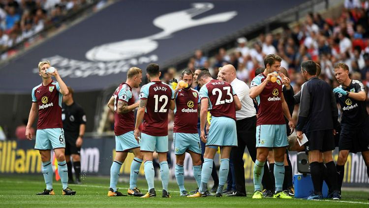 Sean Dyche dan para pemain Burnley Copyright: © Reuters