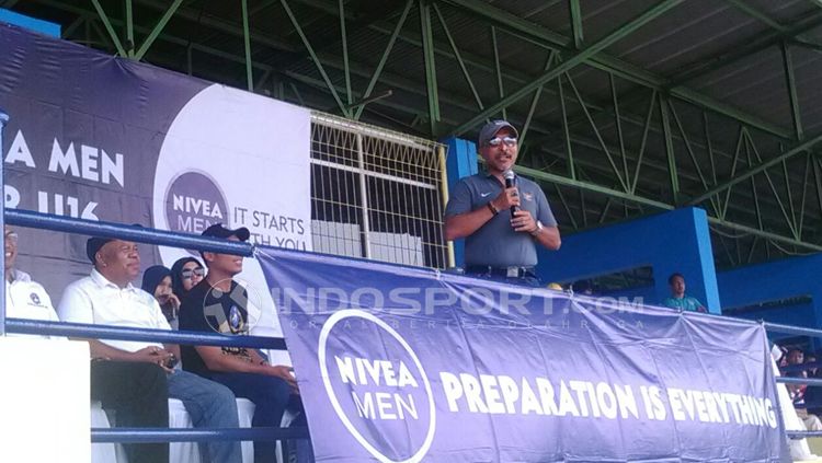 Pelatih Tim Nasional Indonesia U-16, Fakhri Husaini saat memberikan pidato. Copyright: © Tiyo Bayu Nugroho/INDOSPORT