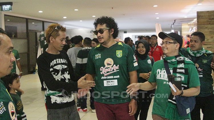 Isa Bajaj datang langsung ke stadion Gelora Bung Tomo untuk menyaksikan laga Persebaya Surabaya. Copyright: © Fitra Herdian/INDOSPORT
