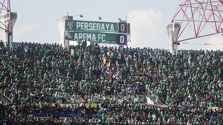 Bonek sudah memenuhi stadion Gelora Bung Tomo. Copyright: © Fitra Herdian/INDOSPORT