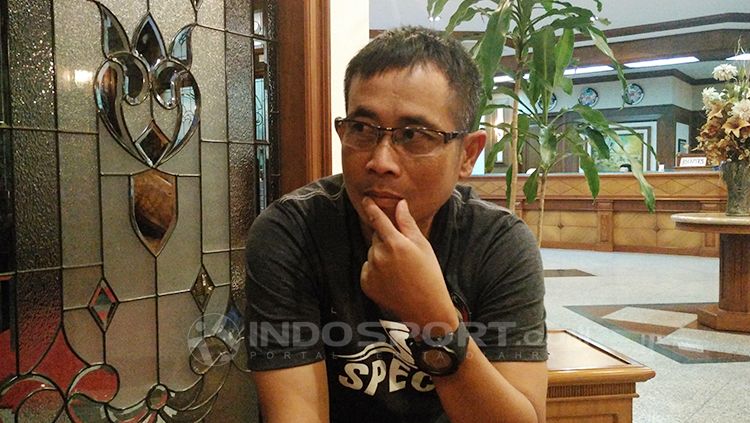 Pelatih Persik Kediri, Joko Susilo menjadi saksi atas berhentinya kompetisi sepak bola Tanah Air pada 3 era berbeda, mulai Liga Indonesia hingga Liga 1. Copyright: © Fitra Herdian/INDOSPORT