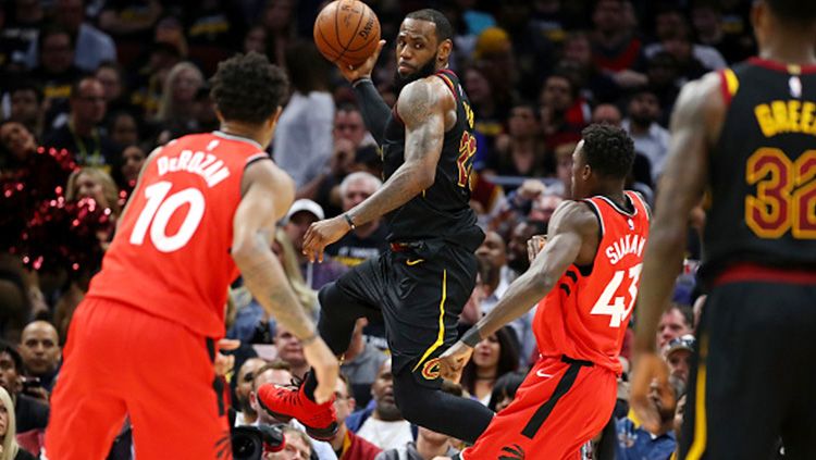 LeBron James menembakan bola ke arah rekannya. Copyright: © INDOSPORT