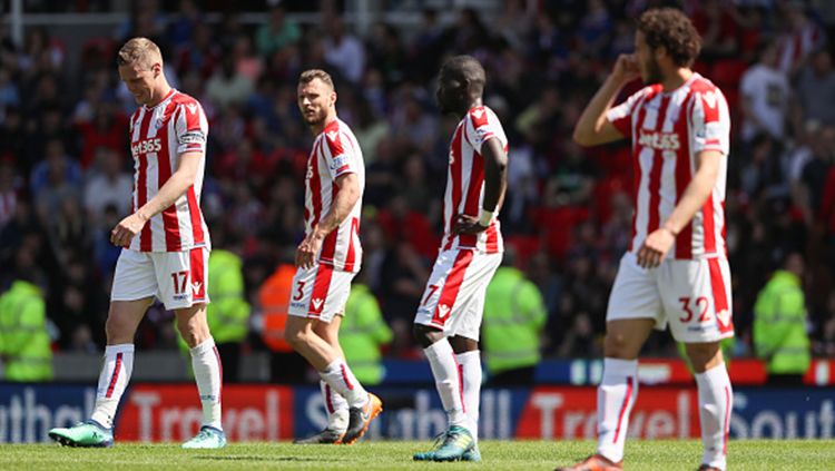 Para pemain Stoke City tertunduk lesu setelah dipastikan terdegradasi dari Liga Primer Inggris ke Divisi Championsship. Copyright: © INDOSPORT