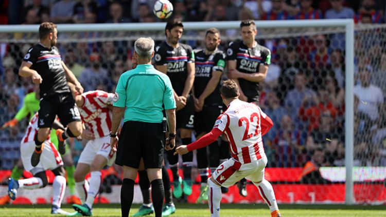 Sherdan Xaqhiri melakukan tendangan bebas saat melawan Crystal Palace. Copyright: © INDOSPORT
