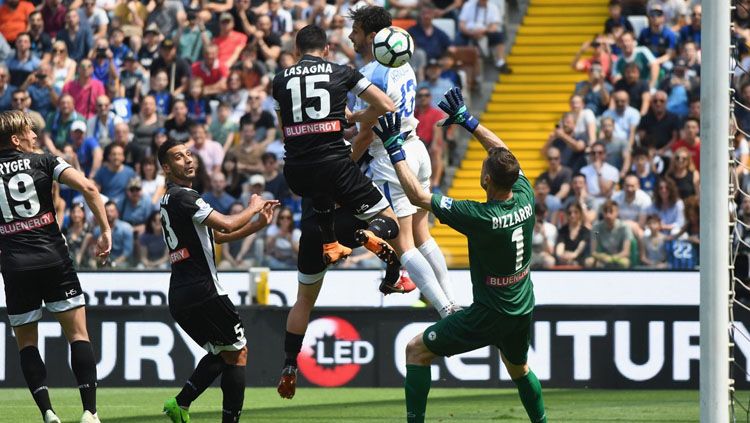 Duel udara para pemain Udinese melawan Inter Milan. Copyright: © INDOSPORT
