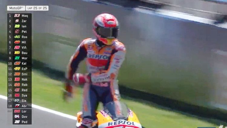 Marc Marquez lakukau selebrasi di atas motor setelah dirinya berhasil finish pertama di Moto GP Spanyol. Copyright: © MotoGP