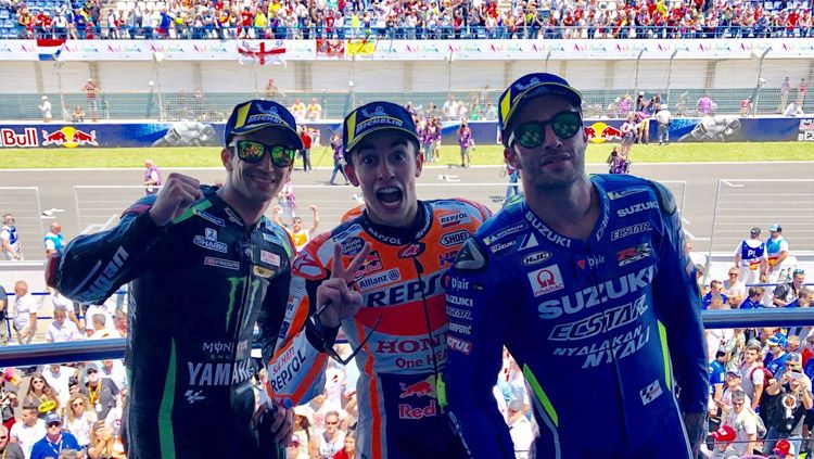 Tiga pembalap MotoGP di podium: Johann Zarco, Marc Marquez, dan Andrea Iannone. Copyright: © INDOSPORT