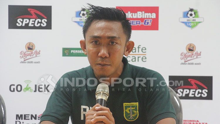 Tangis bahagia Rendi Irwan. Copyright: © Fitra Herdian/INDOSPORT