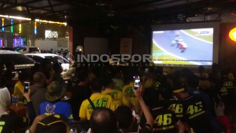 Suasana Nonton Bareng Fan Club Valentino Rossi Indonesia di Cafe & Resto Tebet 39, Jakarta Selatan. Copyright: © Tiyo Bayu Nugroho/INDOSPORT