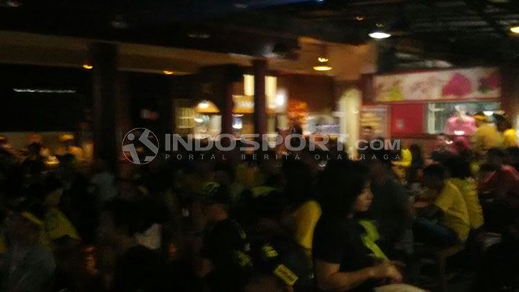 Suasana Nonton Bareng Fan Club Valentino Rossi Indonesia di Cafe & Resto Tebet 39, Jakarta Selatan. Copyright: © Tiyo Bayu Nugroho/INDOSPORT