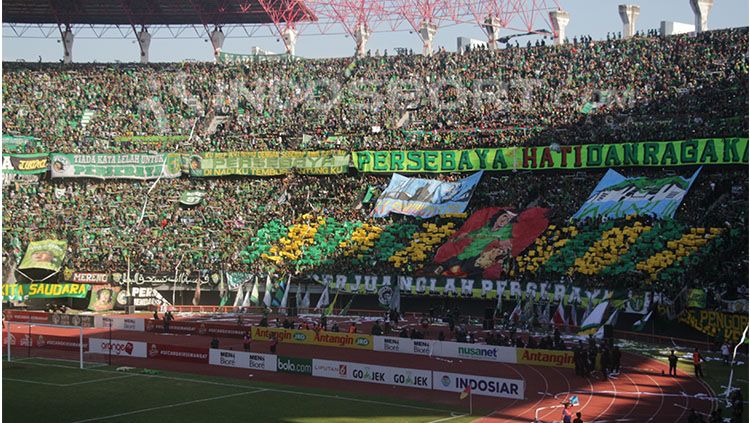 Atmosfer Stadion Gelora Bung Tomo yang dipenuhi oleh pendukung Persebaya, Bonekmania. Copyright: © Fitra Herdian/INDOSPORT