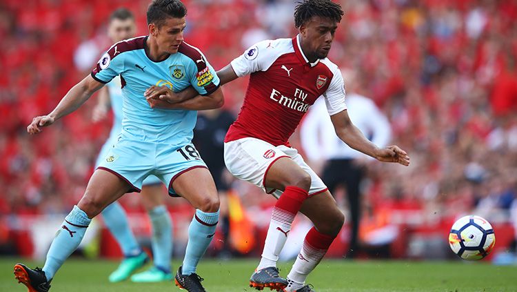 Pemain Arsenal dan Burnley saling merebut bola Copyright: © INDOSPORT
