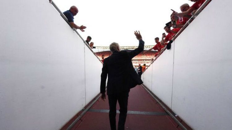 Ingin gantikan Quique Setien, raksasa LaLiga Spanyol, Barcelona segera resmikan Arsene Wenger? Copyright: © Mirror