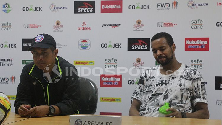 Joko Susilo dan Thiago Furtuoso saat konferensi pers. Copyright: © Fitra Herdian/INDOSPORT