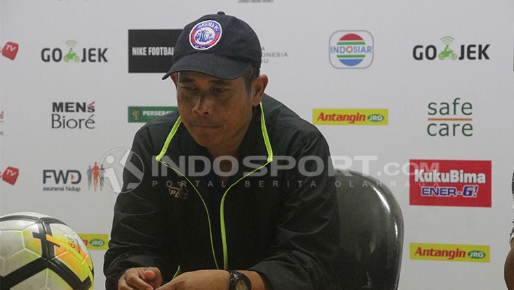 Joko Susilo dan saat konferensi pers. Copyright: © Fitra Herdian/INDOSPORT