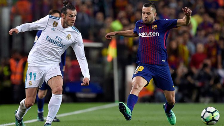 Bale mengincar bola. Copyright: © INDOSPORT