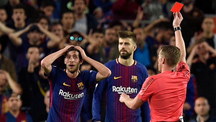 Sergi Roberto mendapat kartu merah. Copyright: © INDOSPORT