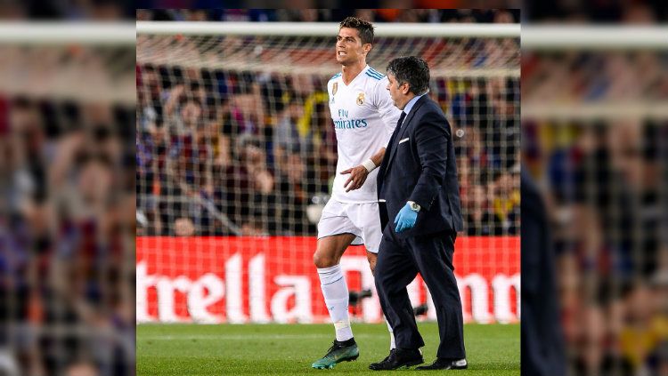 Cristiano Ronaldo mengalami cedera ankle saat bersua Barcelona. Copyright: © twitter