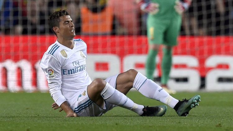 Cristiano Ronaldo mengalami cedera ankle saat bersua Barcelona. Copyright: © Twitter